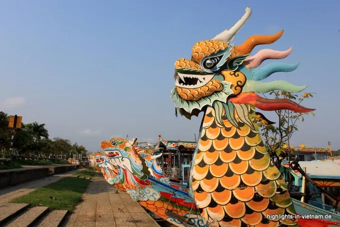 Drachenboote auf dem Parfümfluss in Hue